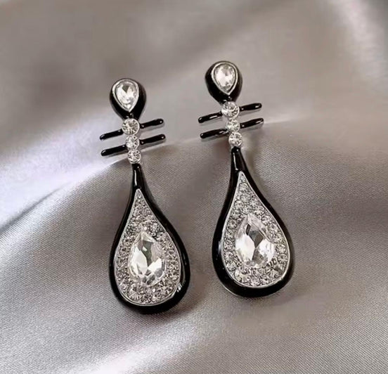 Tear Drop Black Earrings